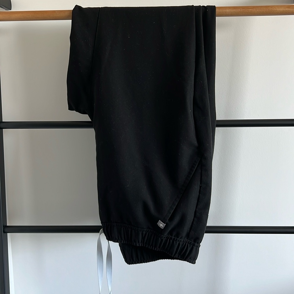 Men’s Fig scrubs bottoms in size medium. Multiple colors